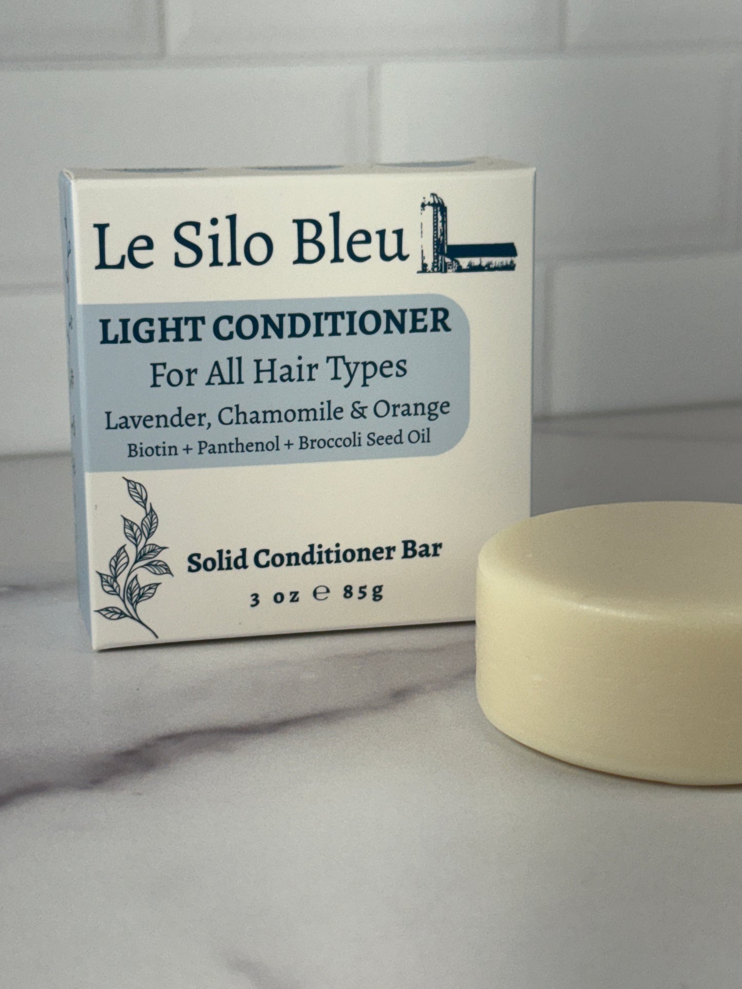 Le Silo Bleu light conditioner bar with packaging on a white background