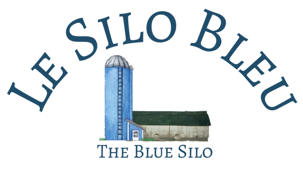 Logo Banner for Le Silo Bleu-The Blue Silo featuring a barn and a blue silo.